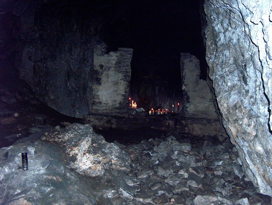 Templet i grotte 1.jpg